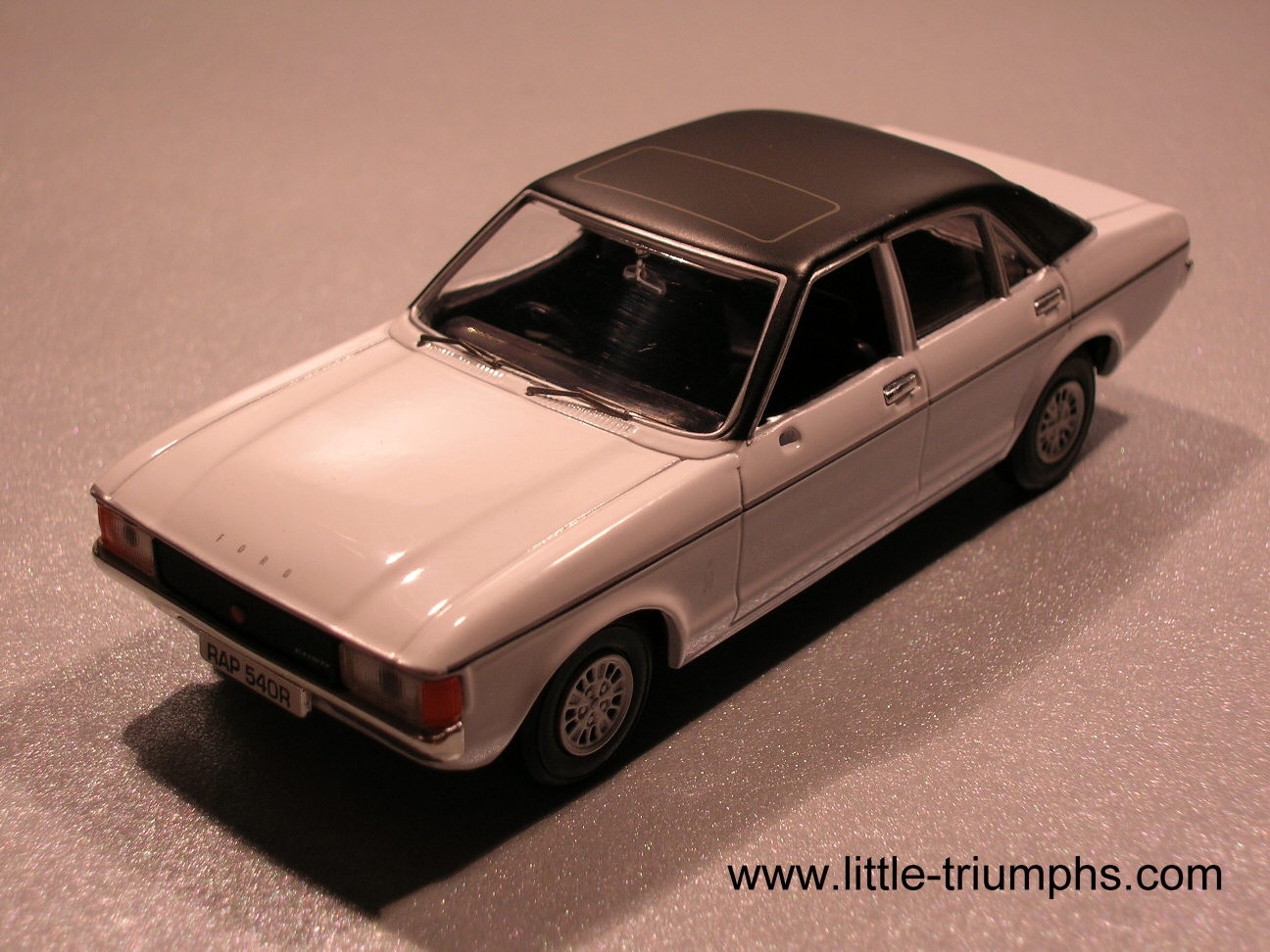 Ford Granada Ghia - Diamond White with Black - 